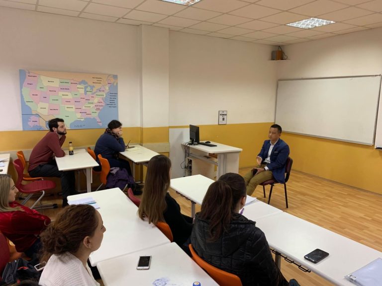 U.S. Embassy Cultural Affairs Officer Mr. Julius Tsai met with the fourth year students of the American Studies Program.