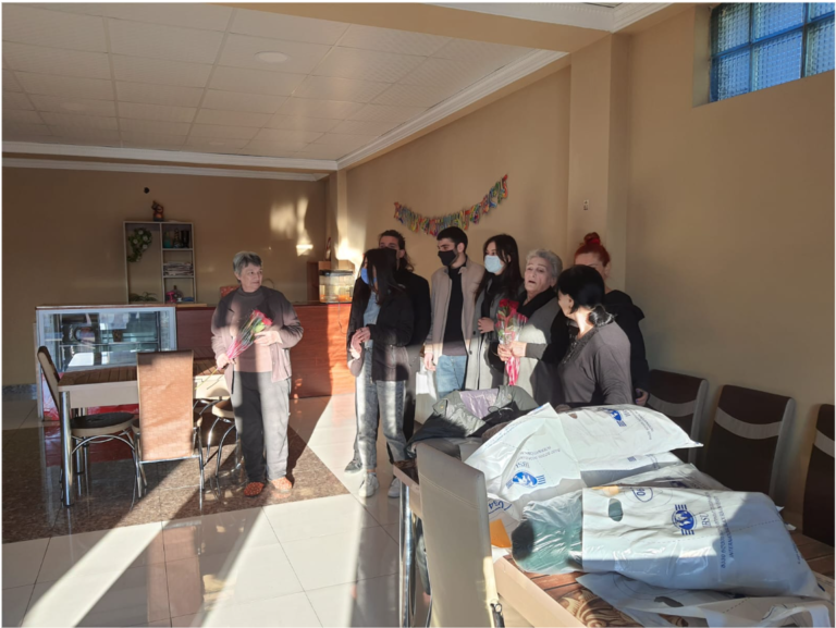 Students of International Integration Club and Music Club visited the nursing home